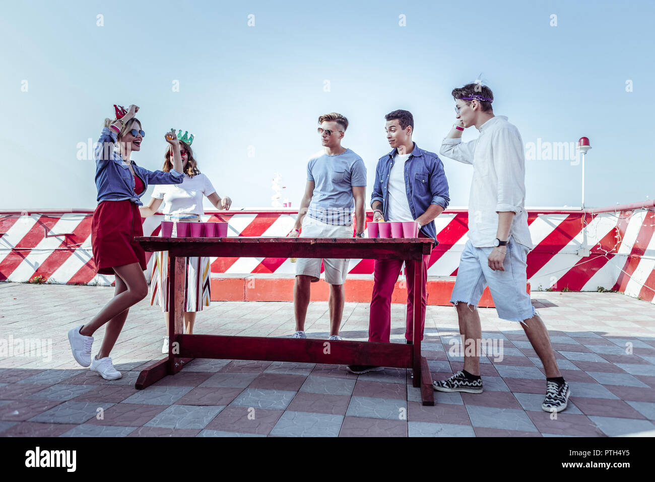 Gerne Mädchen spiele auf der Dachterrasse genießen. Stockfoto