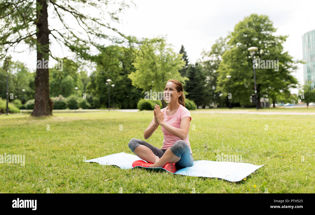 Glückliche Frau meditieren im Sommer Park Stockfoto