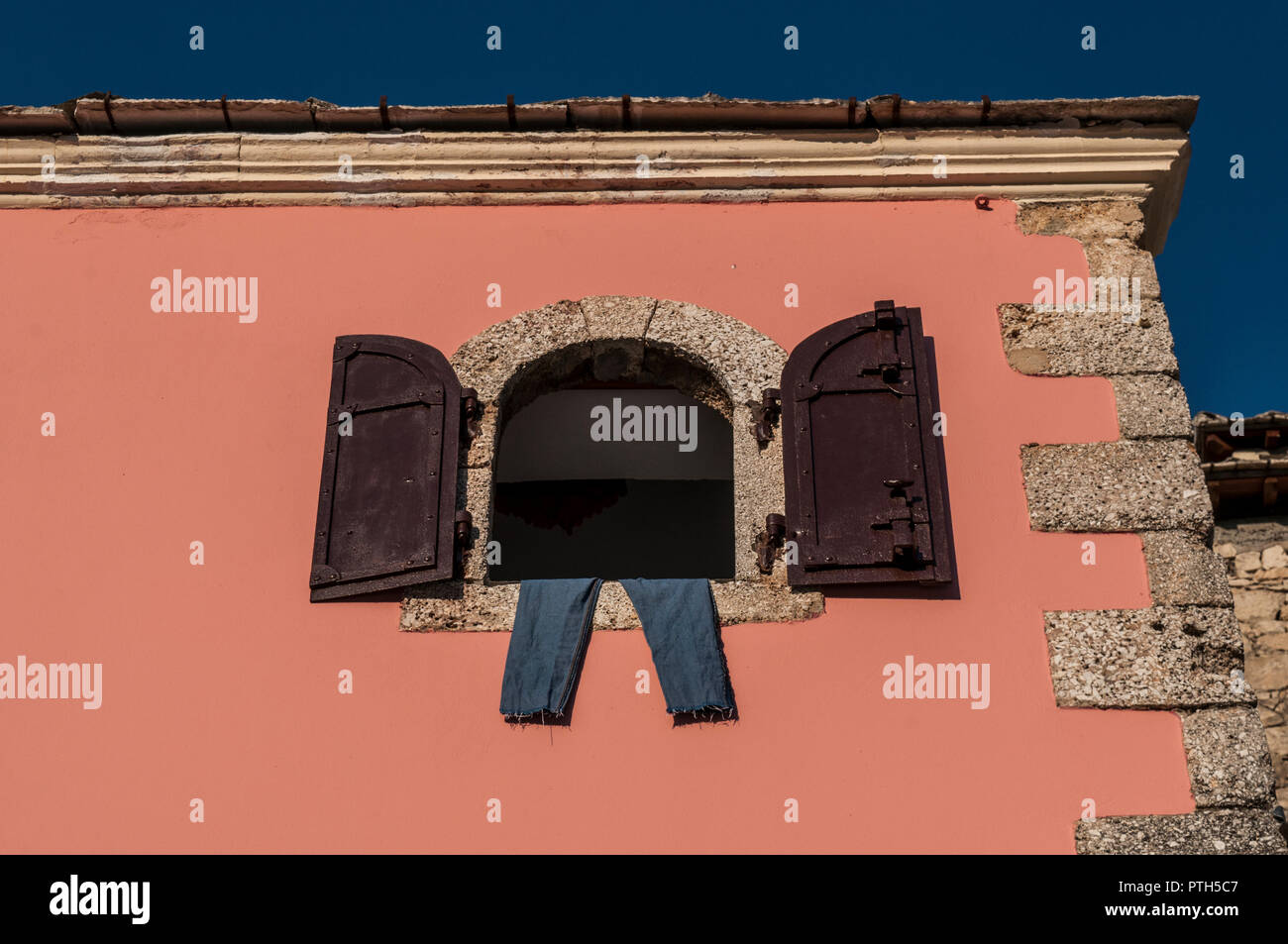 Bosnien: ein Fenster mit Fensterläden und Hose heraus hängen in den alten Basar Kujundziluk, das muslimische Viertel von Mostar mit seinen bunten Häusern zu trocknen Stockfoto