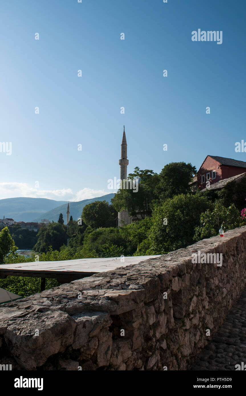 Bosnien: das Minarett der Koski Mehmed Pascha Moschee, die zweitgrößte Moschee in Mostar, Beispiel der osmanischen Architektur in 1618 abgeschlossen Stockfoto