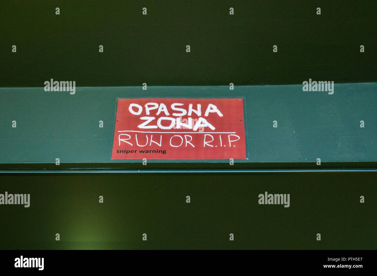 Mostar, Bosnien, Europa: Das rote Zeichen Ausführen oder Rip, ein scharfschütze Warnung, im Museum von Krieg und Völkermord Opfer 1992-1995, Zeugnis des bosnischen Krieges Stockfoto