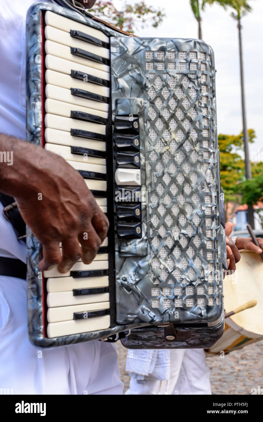 Musiker spielen Akkordeon bei populären religiösen Festival in der Stadt von Sabara, Interieur des Bundesstaates Minas Gerais, Brasilien Stockfoto