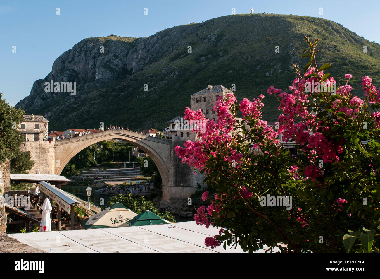 Mostar: Ansicht der Stari Most, die osmanische Brücke aus dem 16. Jahrhundert wurde 1993 von kroatischen Streitkräfte in der Croat-Bosnian Krieg zerstört, umgebaut im Jahr 2004 Stockfoto