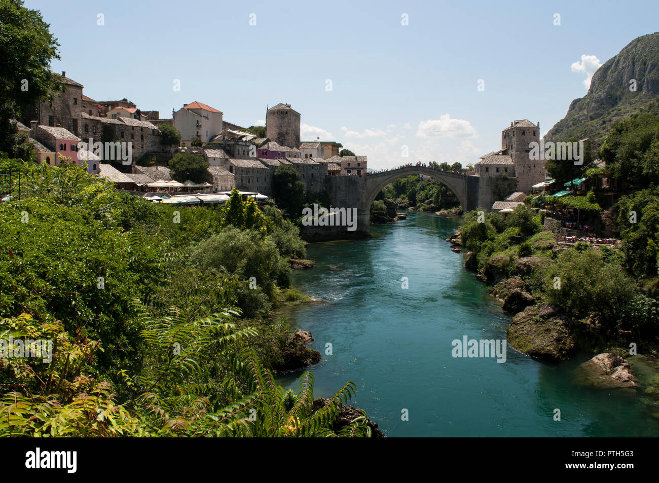 Mostar: Ansicht der Stari Most, die osmanische Brücke aus dem 16. Jahrhundert wurde 1993 von kroatischen Streitkräfte in der Croat-Bosnian Krieg zerstört, umgebaut im Jahr 2004 Stockfoto