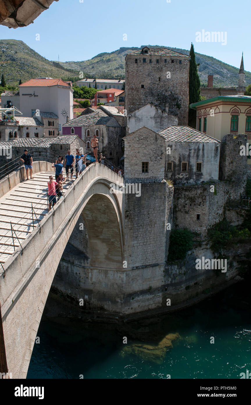 Mostar: Menschen auf der Stari Most, die osmanische Brücke aus dem 16. Jahrhundert wurde 1993 von kroatischen Streitkräfte in der Croat-Bosnian Krieg zerstört, umgebaut im Jahr 2004 Stockfoto