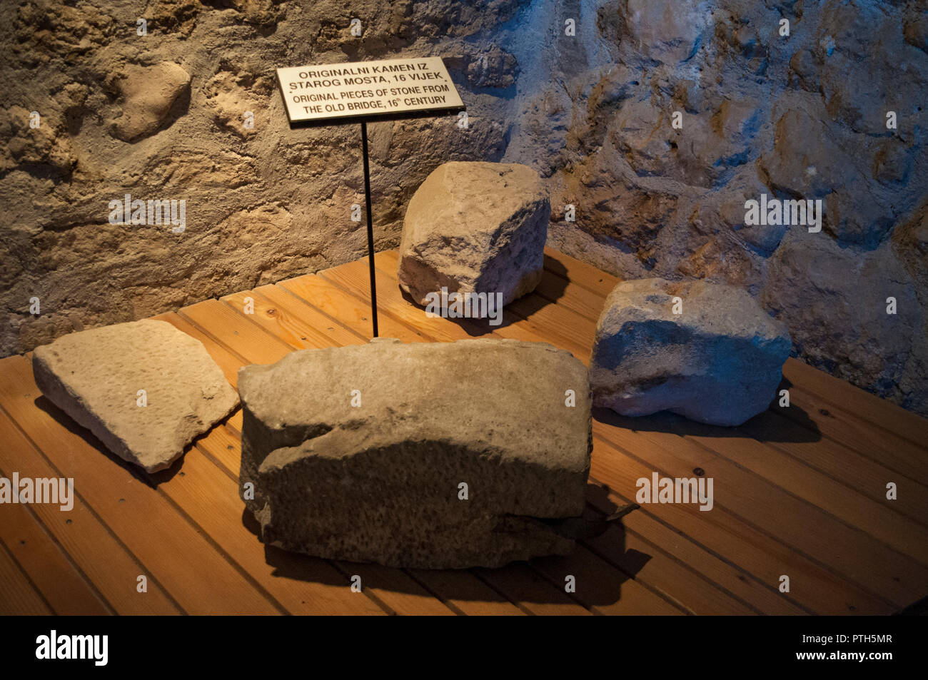 Mostar: original Steinblöcke aus der Stari Most, Brücke 1993 im Croat-Bosnian Krieg zerstört, in der Alten Brücke Museum in der Tara Turm Stockfoto