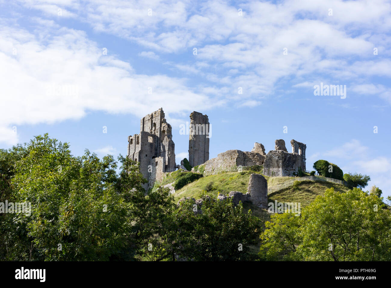 Corfe Castle, Dorset, Großbritannien, an einem warmen sonnigen Nachmittag im Spätsommer 2018 Stockfoto