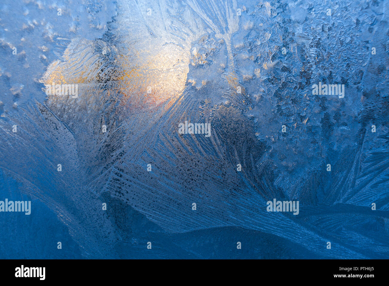 Blau fantastische frosty Muster und Winter Sonne auf Fenster Glasscheibe. Stockfoto