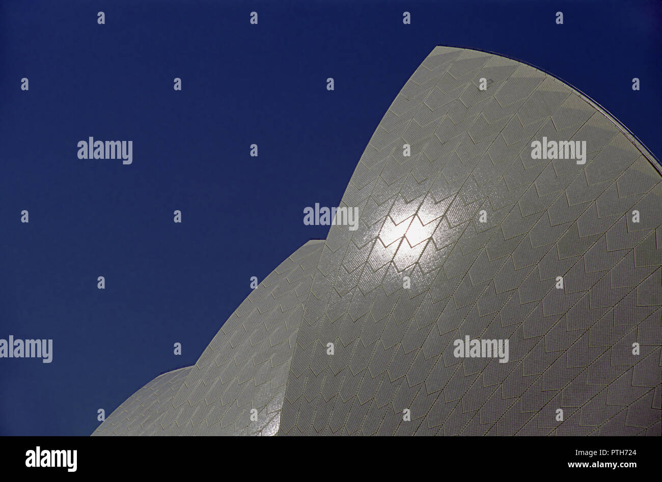 In der Nähe von Sydney Opera House Dach vor einem tiefblauen Himmel: Sydney, NSW, Australien Stockfoto