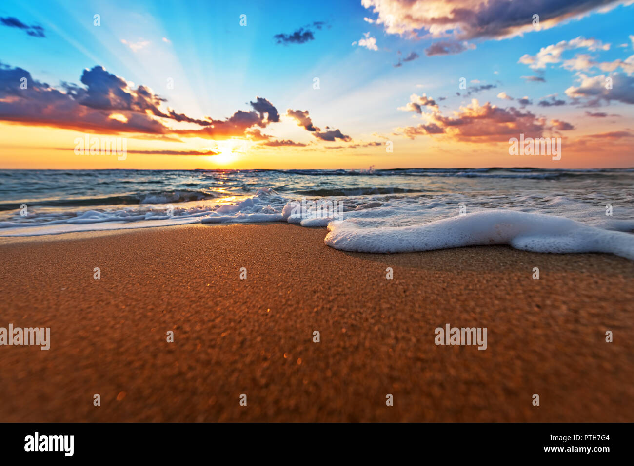Am frühen Morgen, Sonnenaufgang über dem Meer. Stockfoto