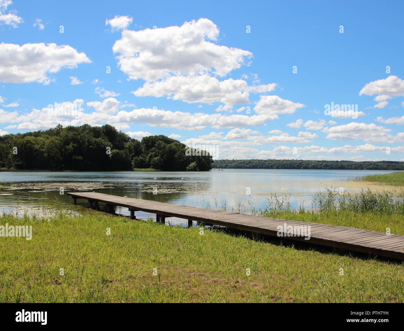 Leere endlose Svimming Pier in hellen Dayligt mit blauem Himmel und Stille Wasser Stockfoto