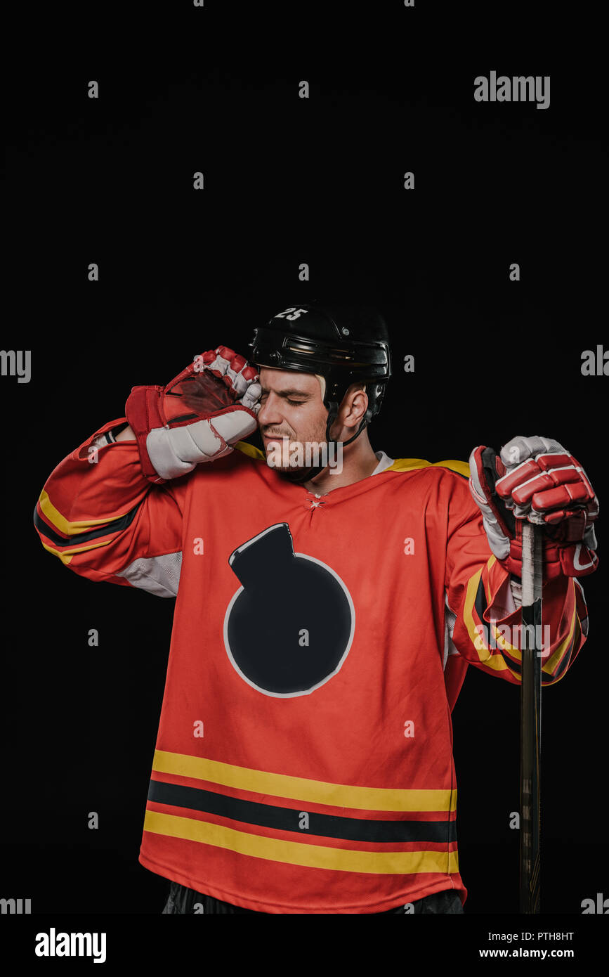 Professional hockey player leiden unter Kopfschmerzen isoliert auf Schwarz Stockfoto