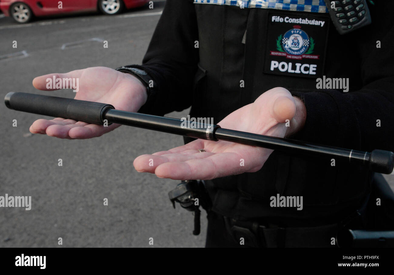 Foto vom 02/11/11 der Polizei Schlagstock in Glenrothes Polizeistation,  Fife, Schottland. Elektroschocker humaner sind als "Niederknüppeln jemand  in Unterordnung" mit einem Knüppel, die schottische Polizei Föderation Kopf  gesagt hat Stockfotografie - Alamy
