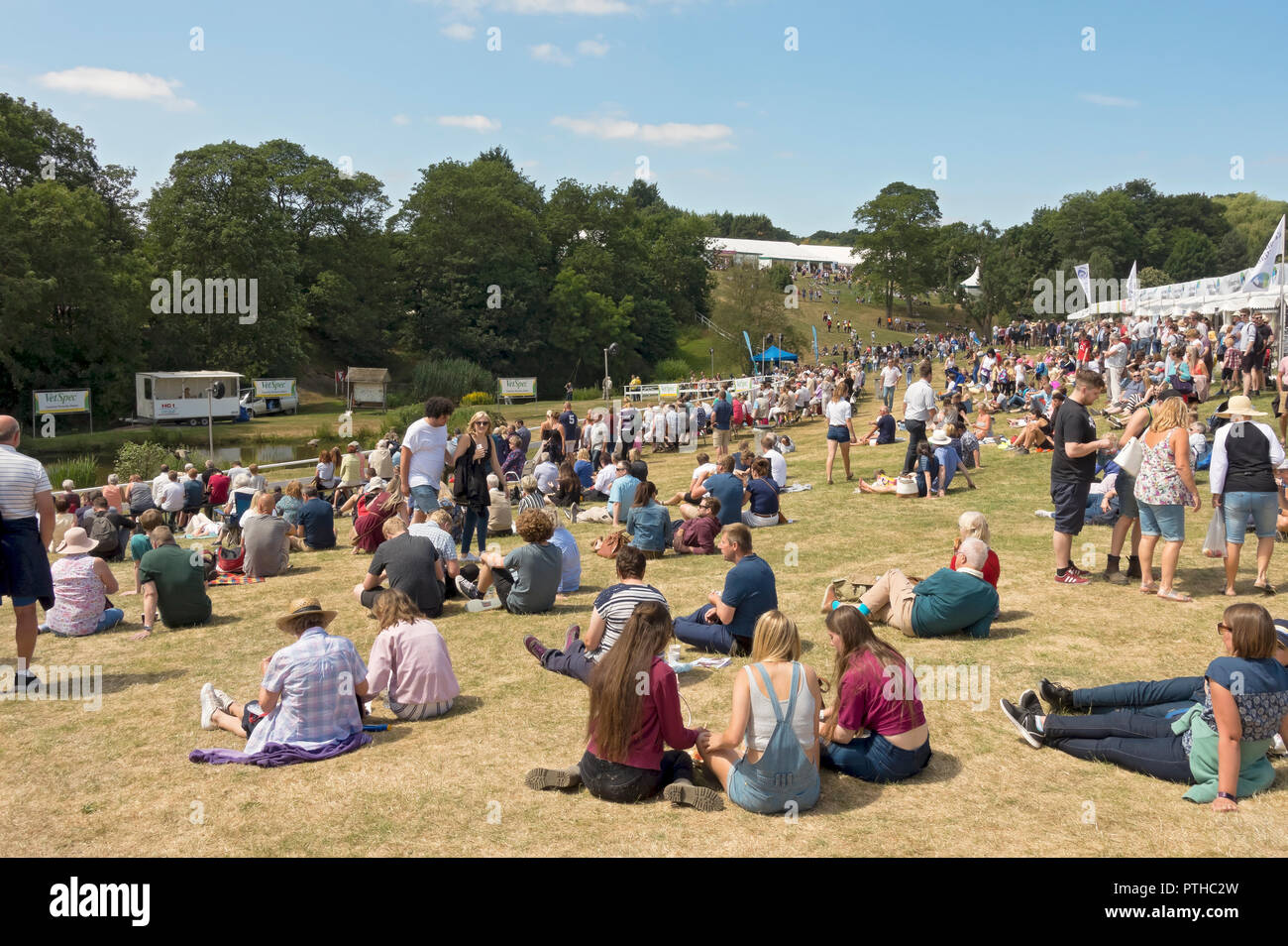 Menschen im Land, die die Great Yorkshire Show im Sommer verfolgen Harrogate North Yorkshire England Großbritannien GB Großbritannien Stockfoto