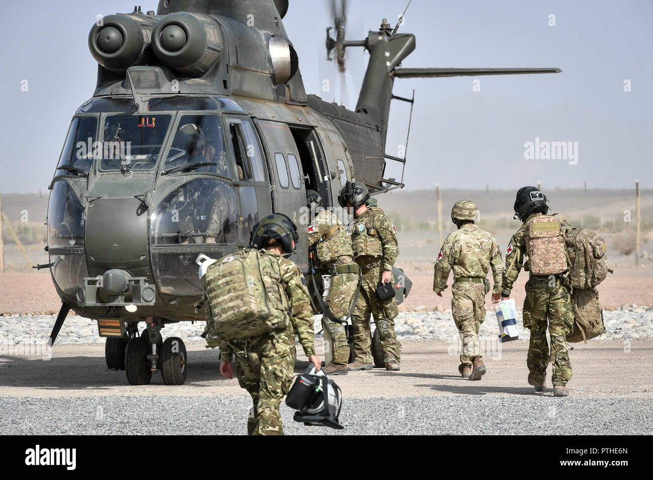 Medizinische crews bereiten die Bewegung der Verletzten in einem Puma Helikopter, wie sie medizinisch zu Hause in das Vereinigte Königreich aus dem Camp Shafa, Oman, wo die britischen Truppen sind in einem Monat evakuiert werden - lange Übung, Saif Sareea 3. Stockfoto
