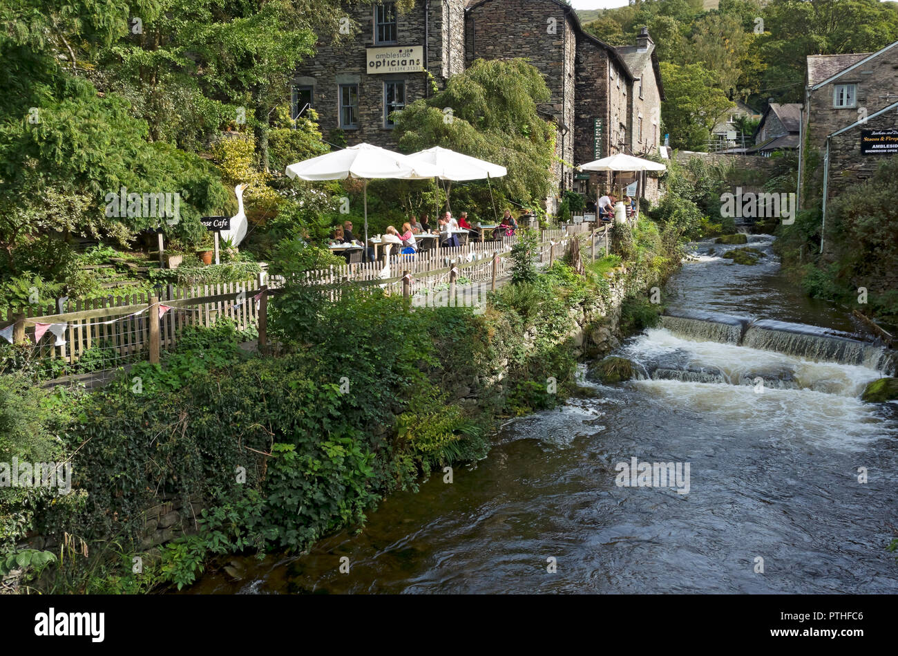 Im Sommer saßen vor dem kichernden Goose Café sitzende Menschen Ambleside Cumbria England Vereinigtes Königreich GB Großbritannien Stockfoto