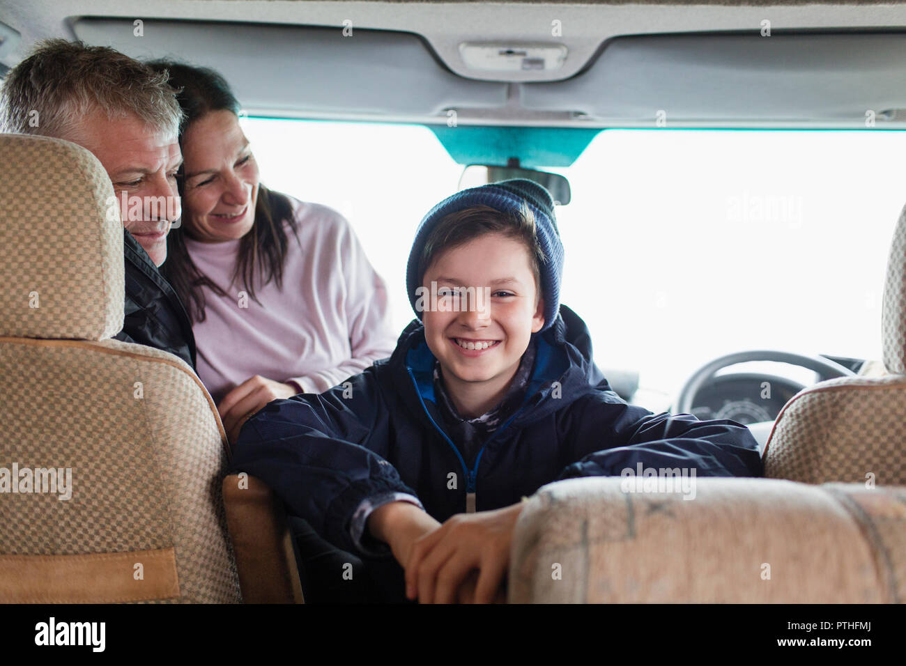 Portrait glückliche, unbeschwerte Familie in Motor home Stockfoto