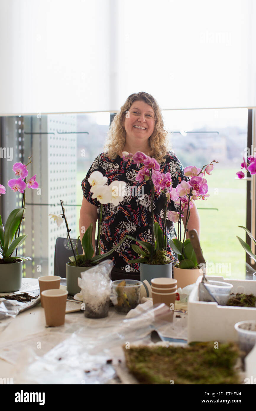 Portrait lächelnd weibliche Lehrer Lehre blumenarrangierens Klasse Stockfoto