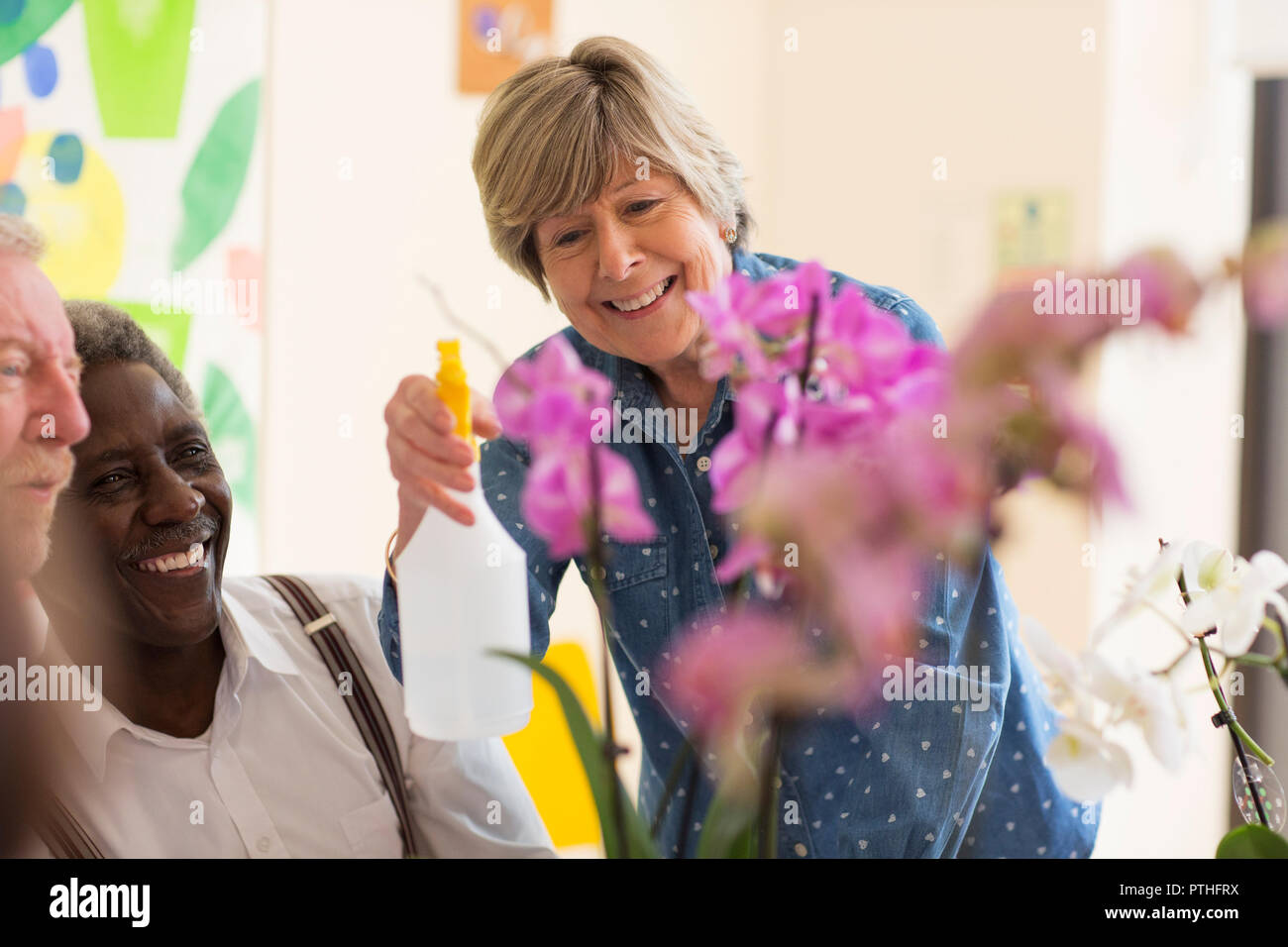 Aktive Senioren genießen blumenarrangierens Klasse Stockfoto