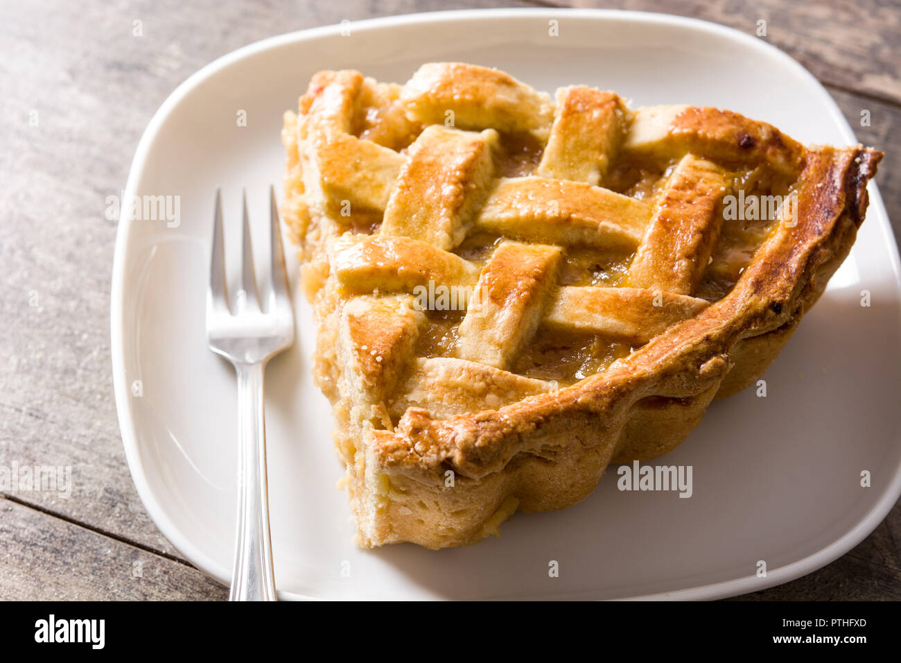 Hausgemachten Apfelkuchen Slice auf hölzernen Tisch Stockfoto