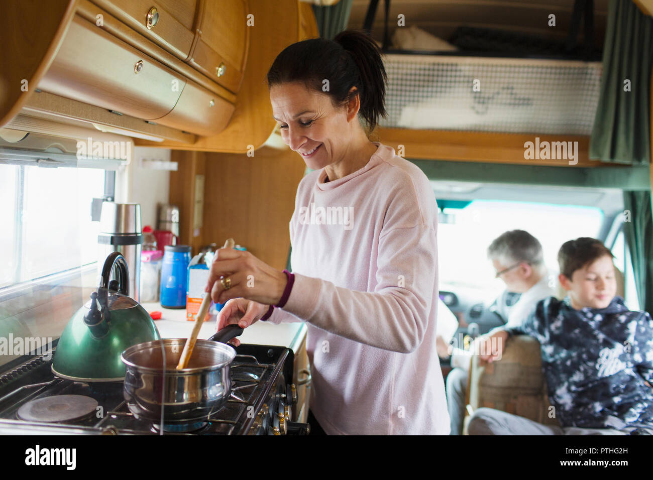 Lächelnde Frau kochen in Motor home Stockfoto