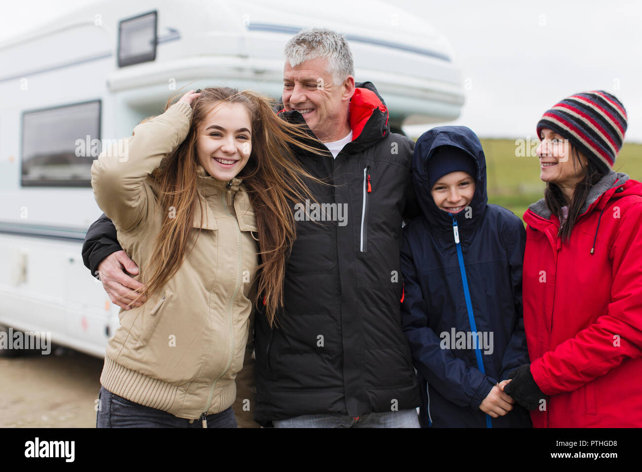 Portrait happy family in warme Kleidung außerhalb Motor home Stockfoto