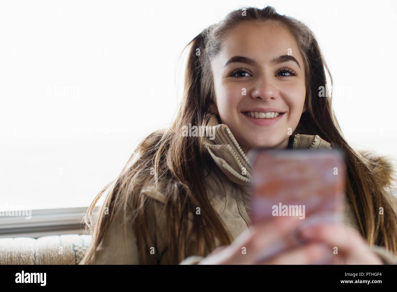 Porträt Lächeln, zuversichtlich Jugendmädchen texting mit smart phone Stockfoto