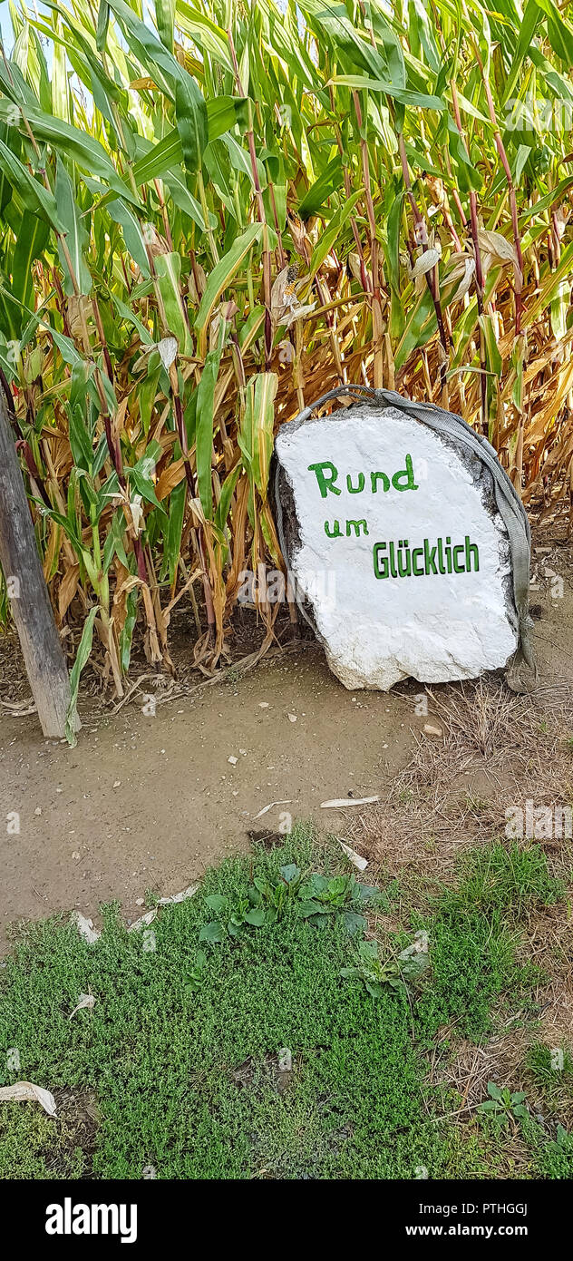 Weiß gestrichene Stein neben einem Wanderweg mit Inschrift in deutscher Sprache - um Gesund Stockfoto