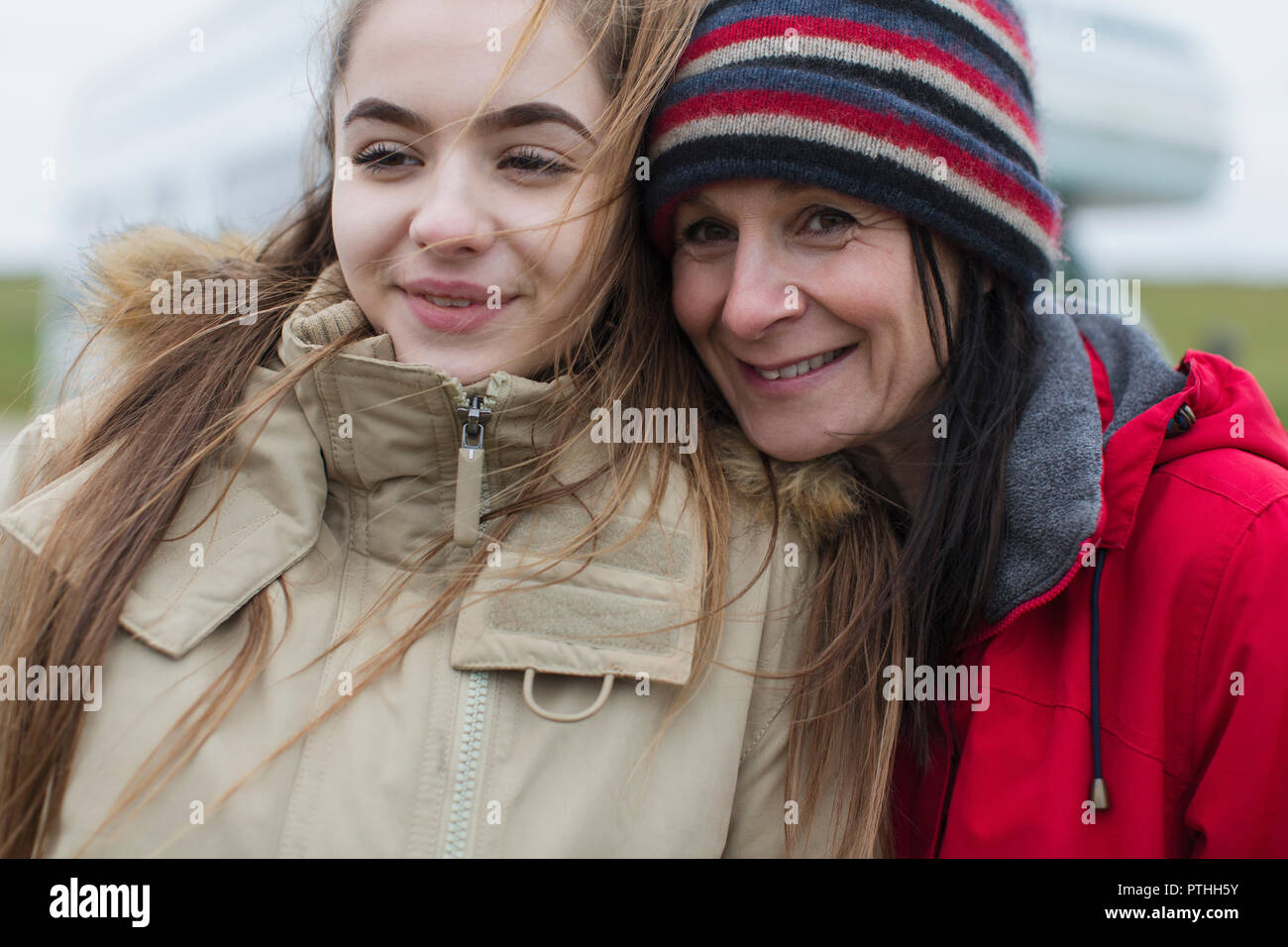 Lächelnd, liebevolle Mutter und Tochter in warme Kleidung Stockfoto