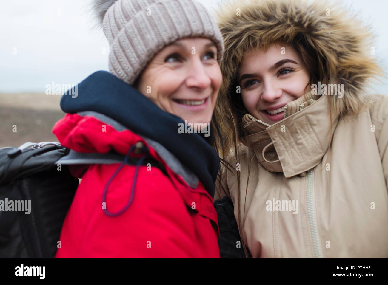 Mutter und Tochter in warme Kleidung Stockfoto
