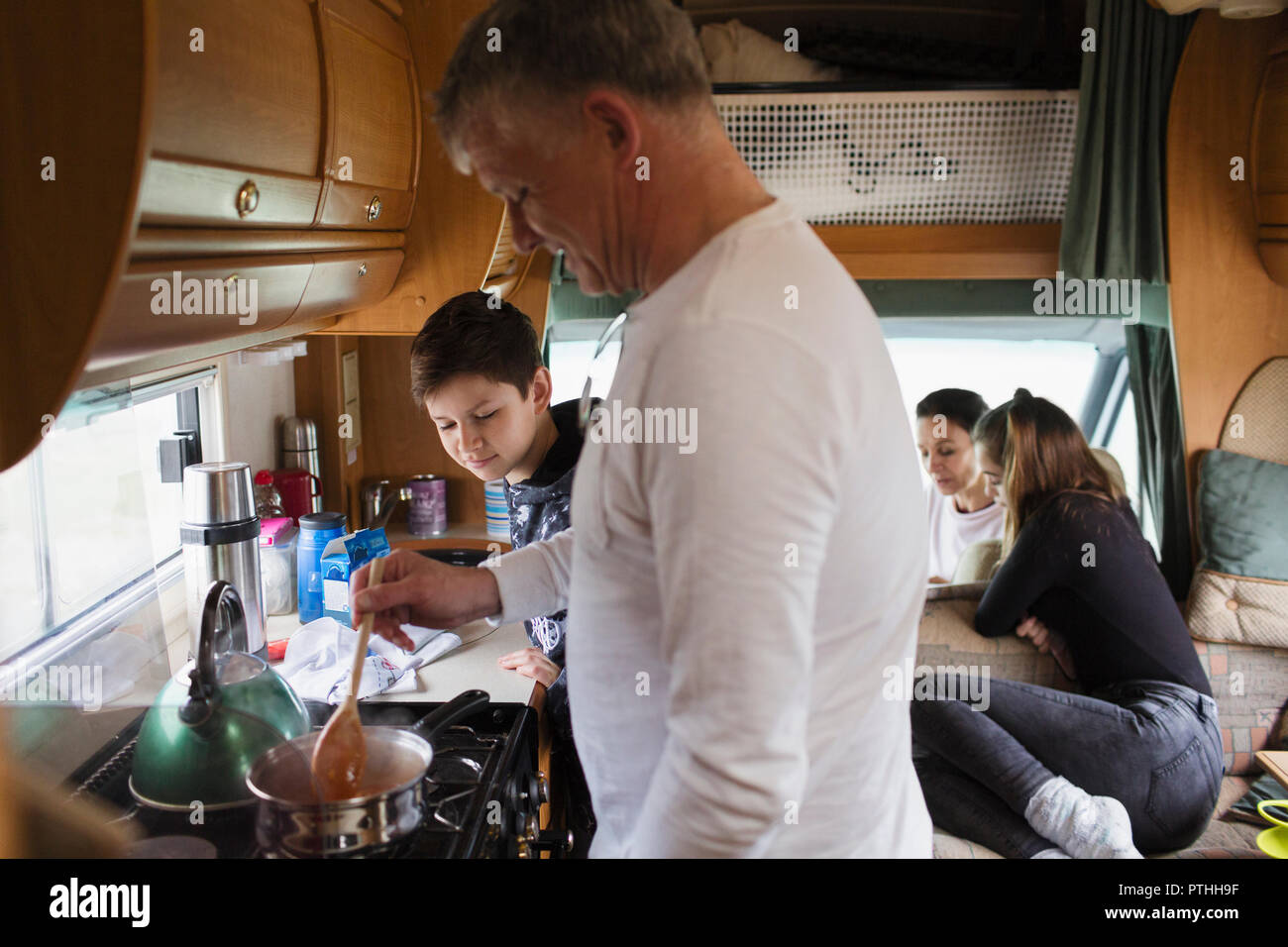 Familie kochen in Motor home Stockfoto