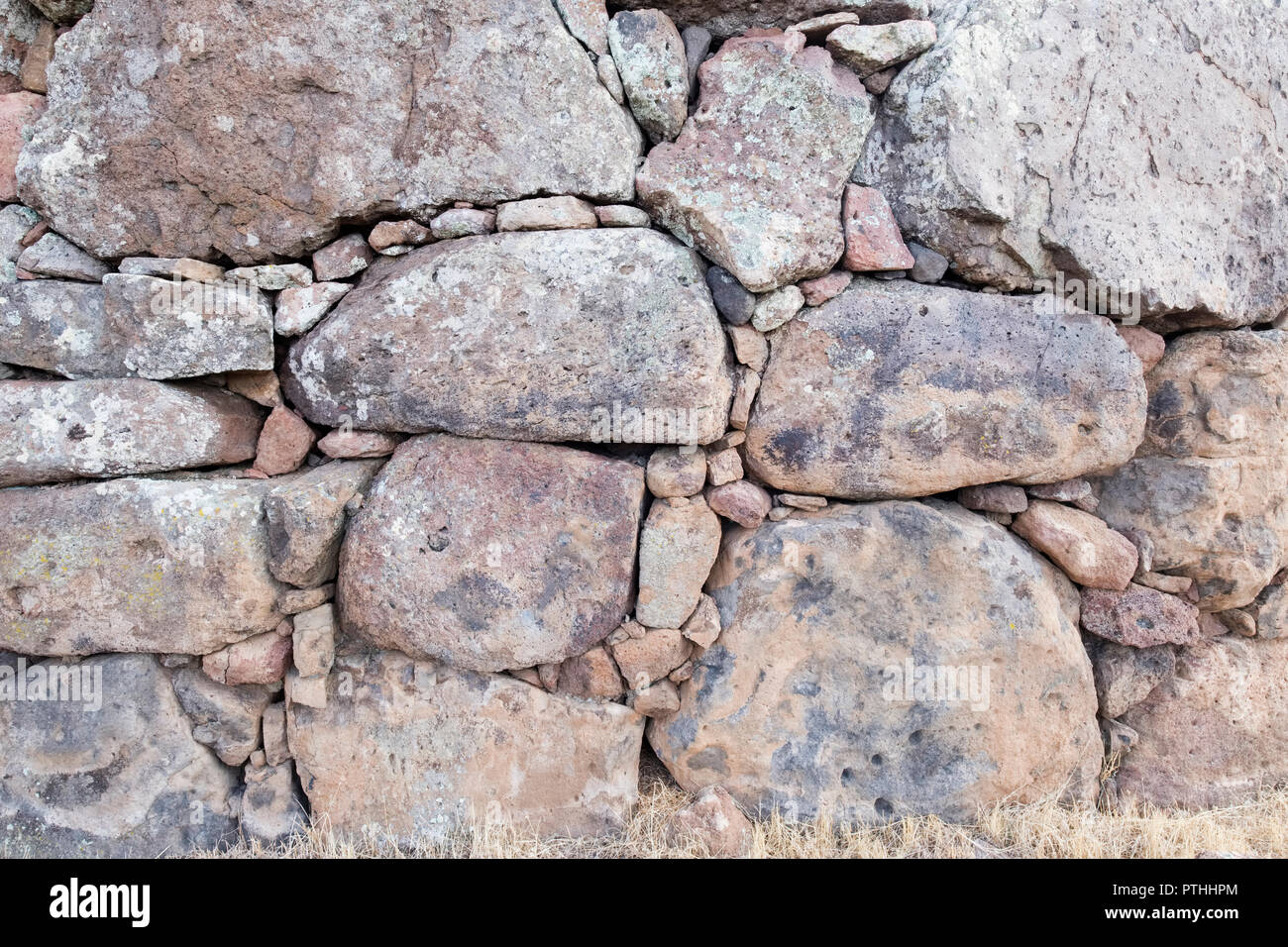 Nahaufnahme der Trockenmauern Wand des Zauns - Turm innerhalb der megalithischen Komplexe von Monte Barante, Olmedo, Sardinien, Italien Stockfoto