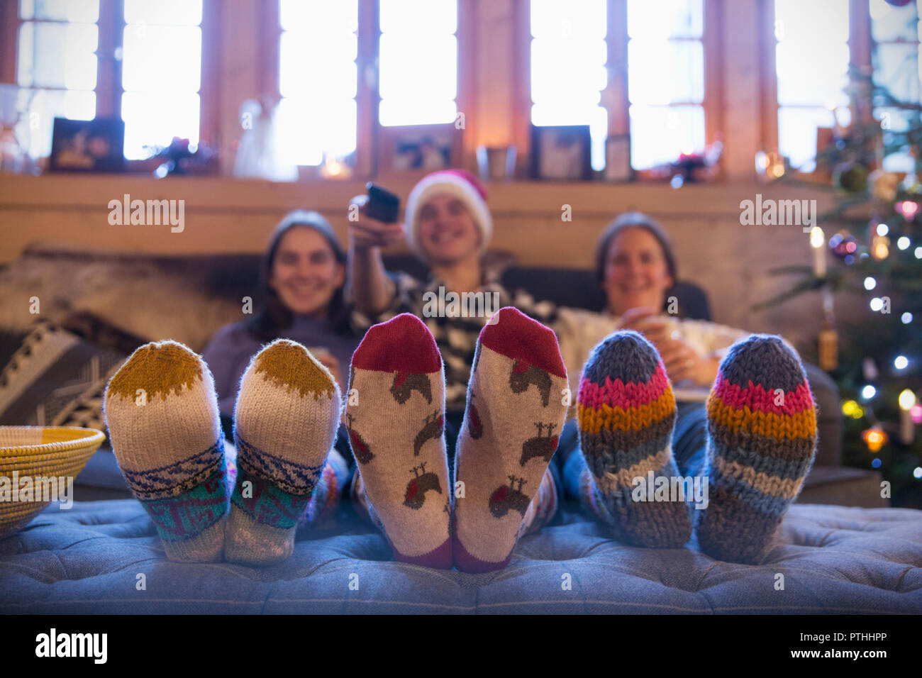 Familie mit bunten Socken entspannen, fernsehen im Wohnzimmer Stockfoto