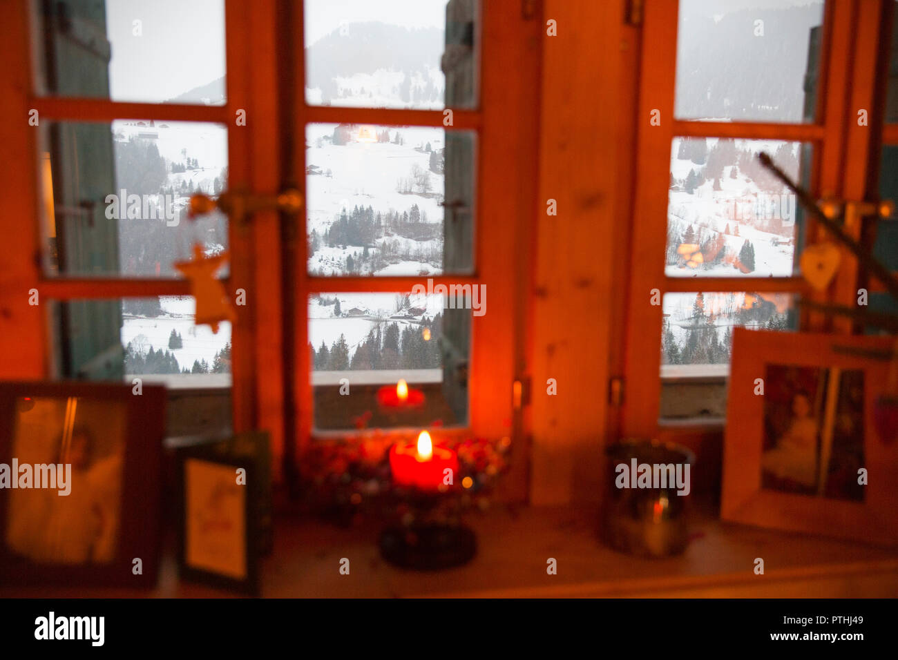 Weihnachten Kerze im Fenster mit Blick auf die ruhigen Schneelandschaft, Forclaz, Schweiz Stockfoto Weihnachten Kerze im Fenster mit Blick auf die ruhigen Schneelandschaft, Forclaz, Schweiz Stockfoto