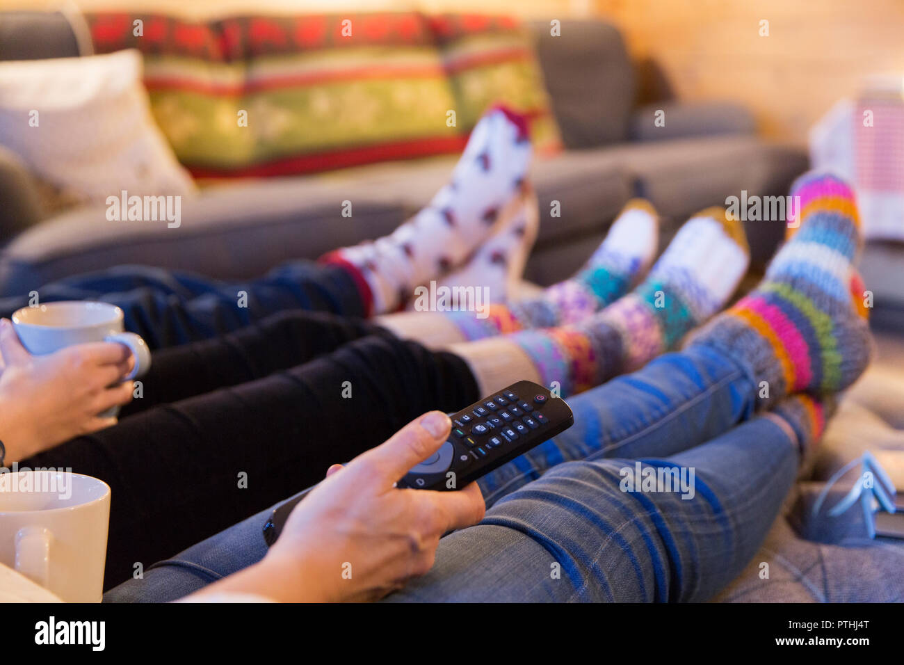 Familie in bunten Socken entspannen, fernsehen im Wohnzimmer Stockfoto