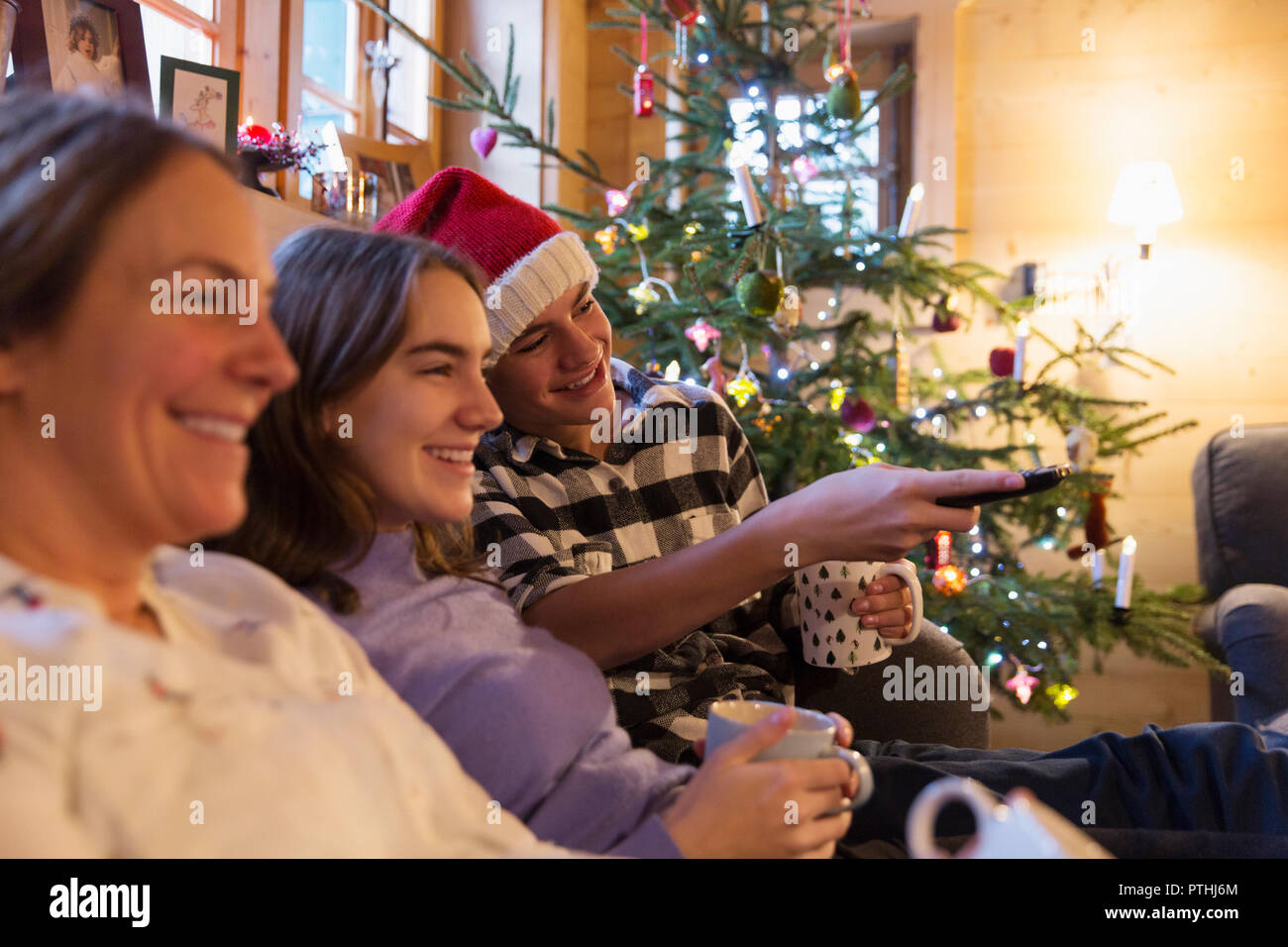 Familie entspannen, fernsehen in Weihnachten Wohnzimmer Stockfoto