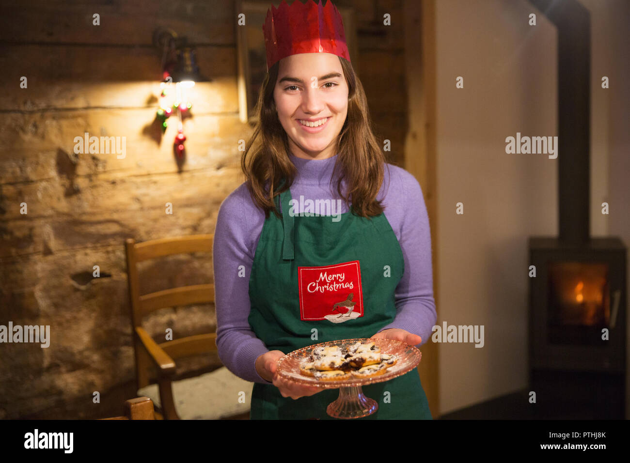 Portrait smiling teenage Mädchen mit frisch gebackenen Cookies Stockfoto