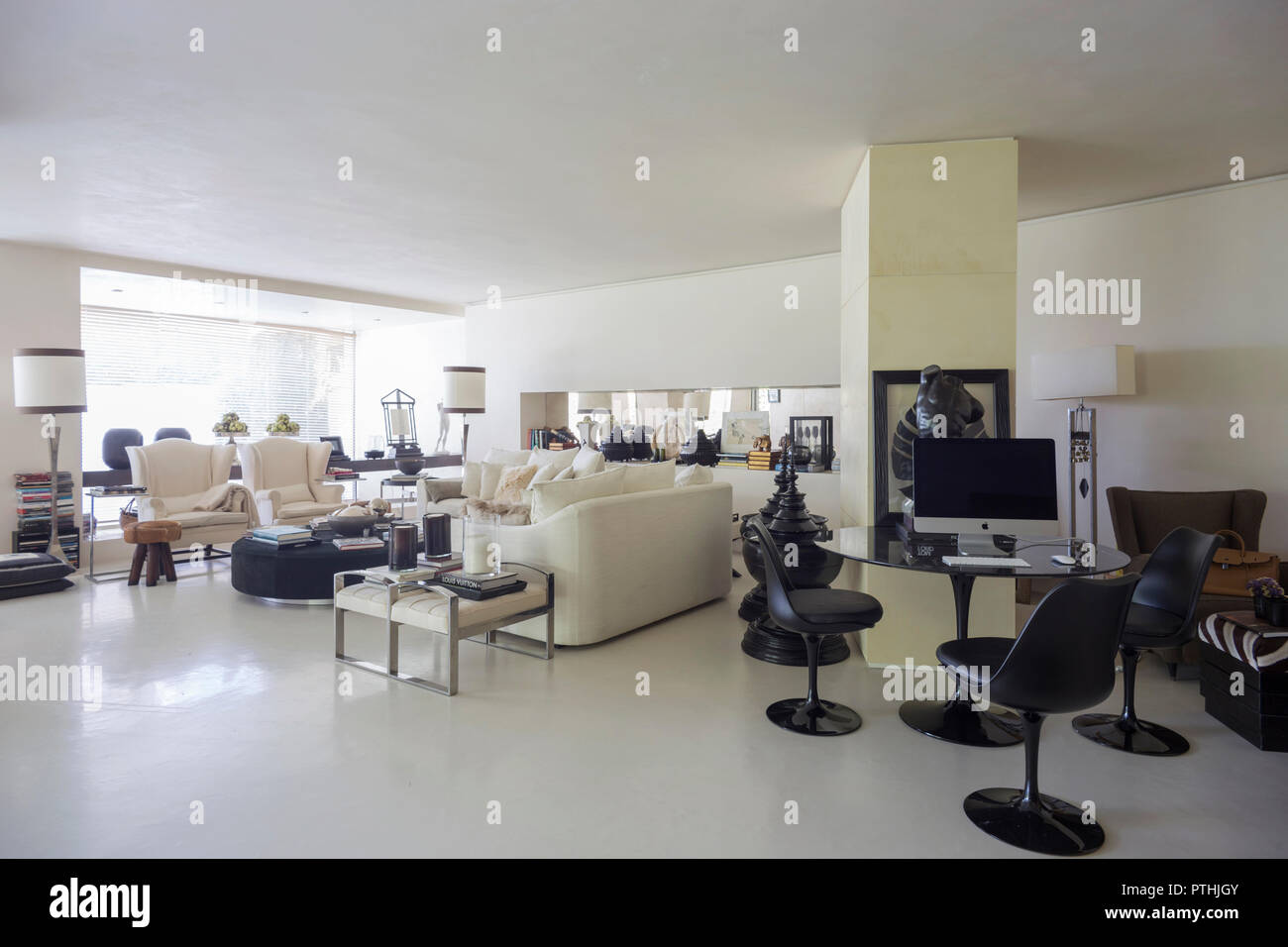 Interieur mit einem eleganten Wohnzimmer mit Blick auf einen privaten Garten in einem Haus in Italien Stockfoto