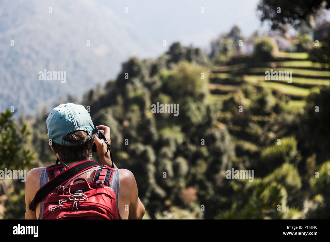 Weibliche Wanderer betrachten, Supi Bageshwar, Uttarakhand, Indischer Himalaya Vorberge Stockfoto