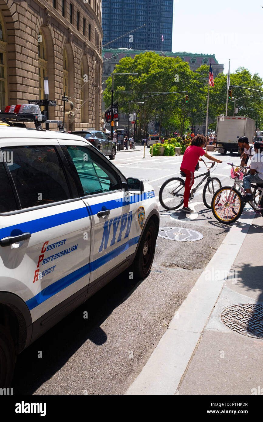 Ein Polizeiauto der NYPD parkte auf einem sehr sonnigen Parkplatz Tag auf den Straßen von New York Stockfoto