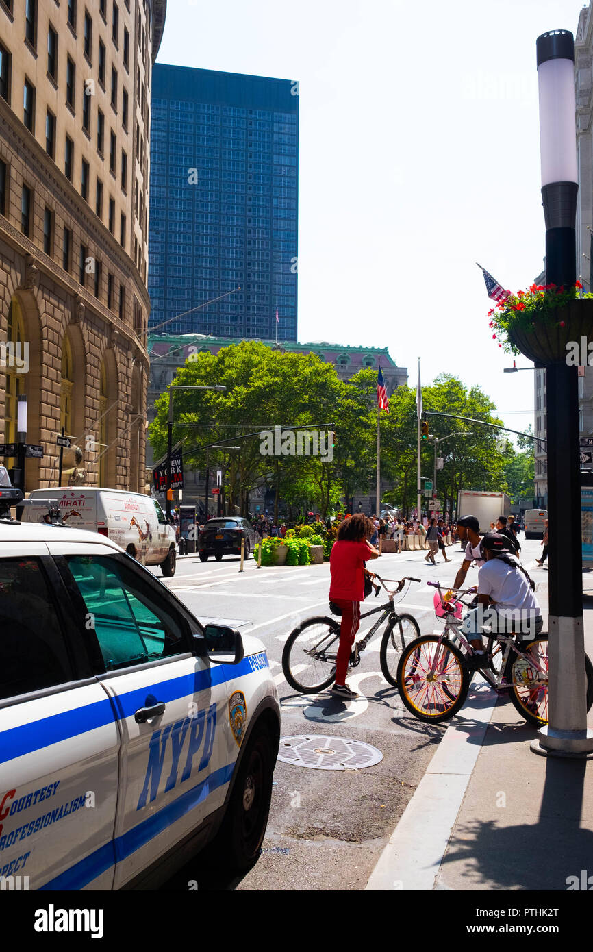 Ein Polizeiauto der NYPD parkte auf einem sehr sonnigen Parkplatz Tag auf den Straßen von New York Stockfoto