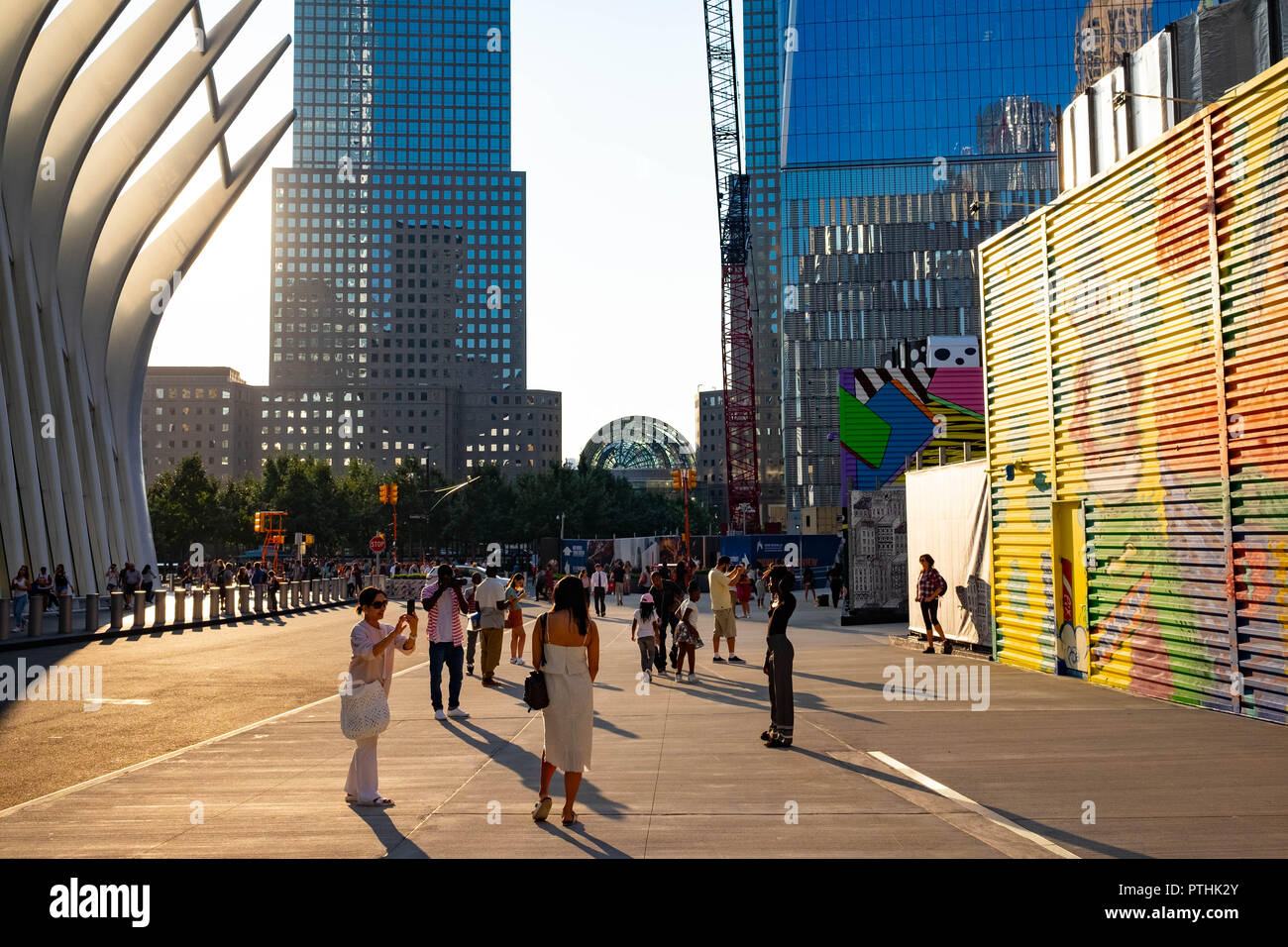 Ein junges schwarzes Model posiert für einen Fotografen in der Fulton Street, Manhattan nahe dem Freedom Tower, in der späten Nachmittagssonne Stockfoto