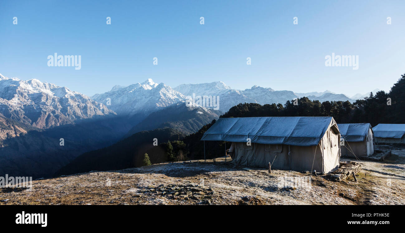 Jurten mit herrlichem Bergblick, Jaikuni, Indischer Himalaya Vorberge Stockfoto