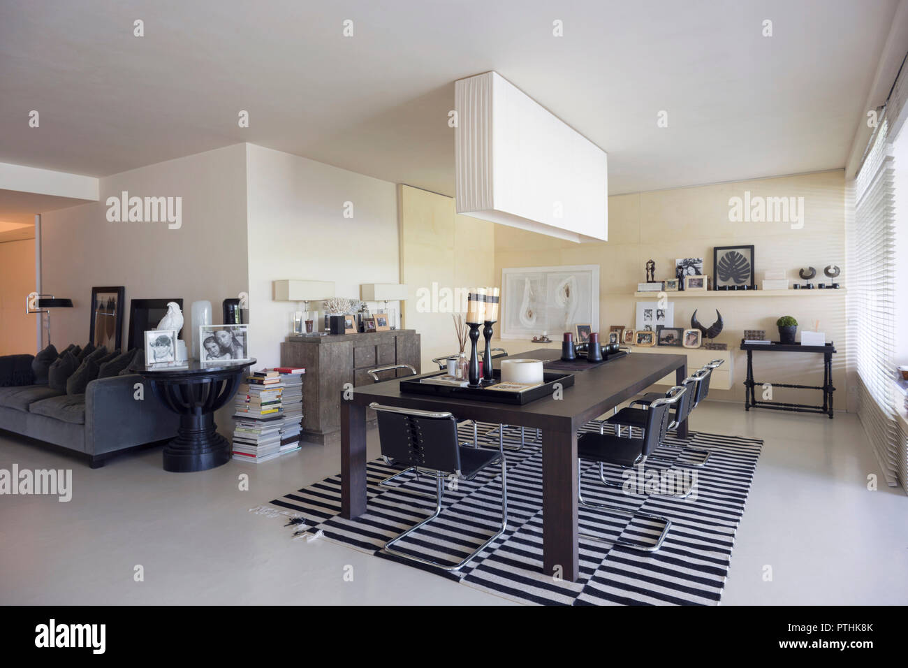 Interieur mit einem eleganten Wohnzimmer mit Blick auf einen privaten Garten in einem Haus in Italien Stockfoto