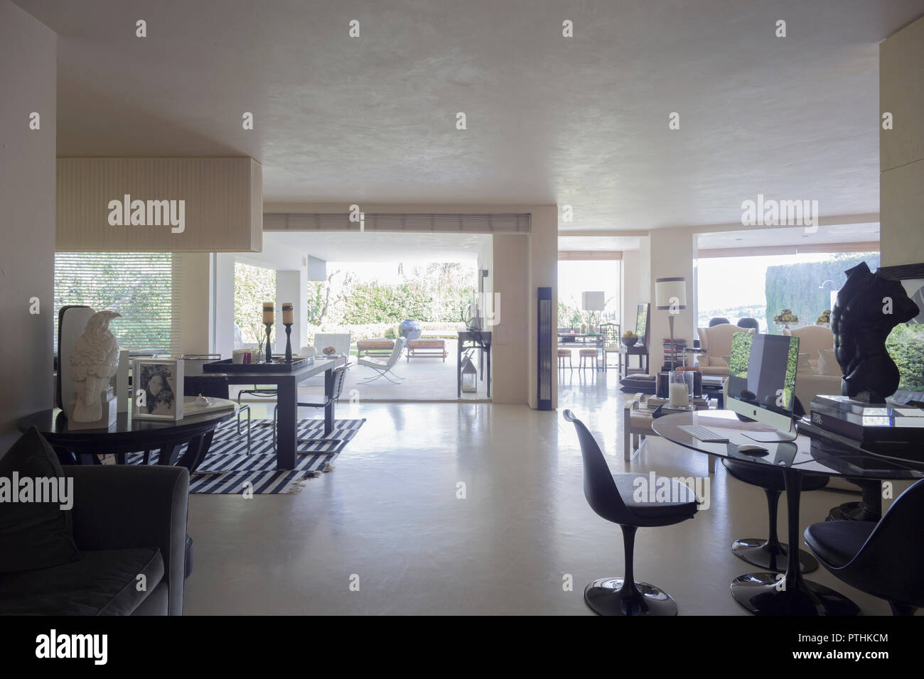 Interieur mit einem eleganten Wohnzimmer mit Blick auf einen privaten Garten in einem Haus in Italien Stockfoto