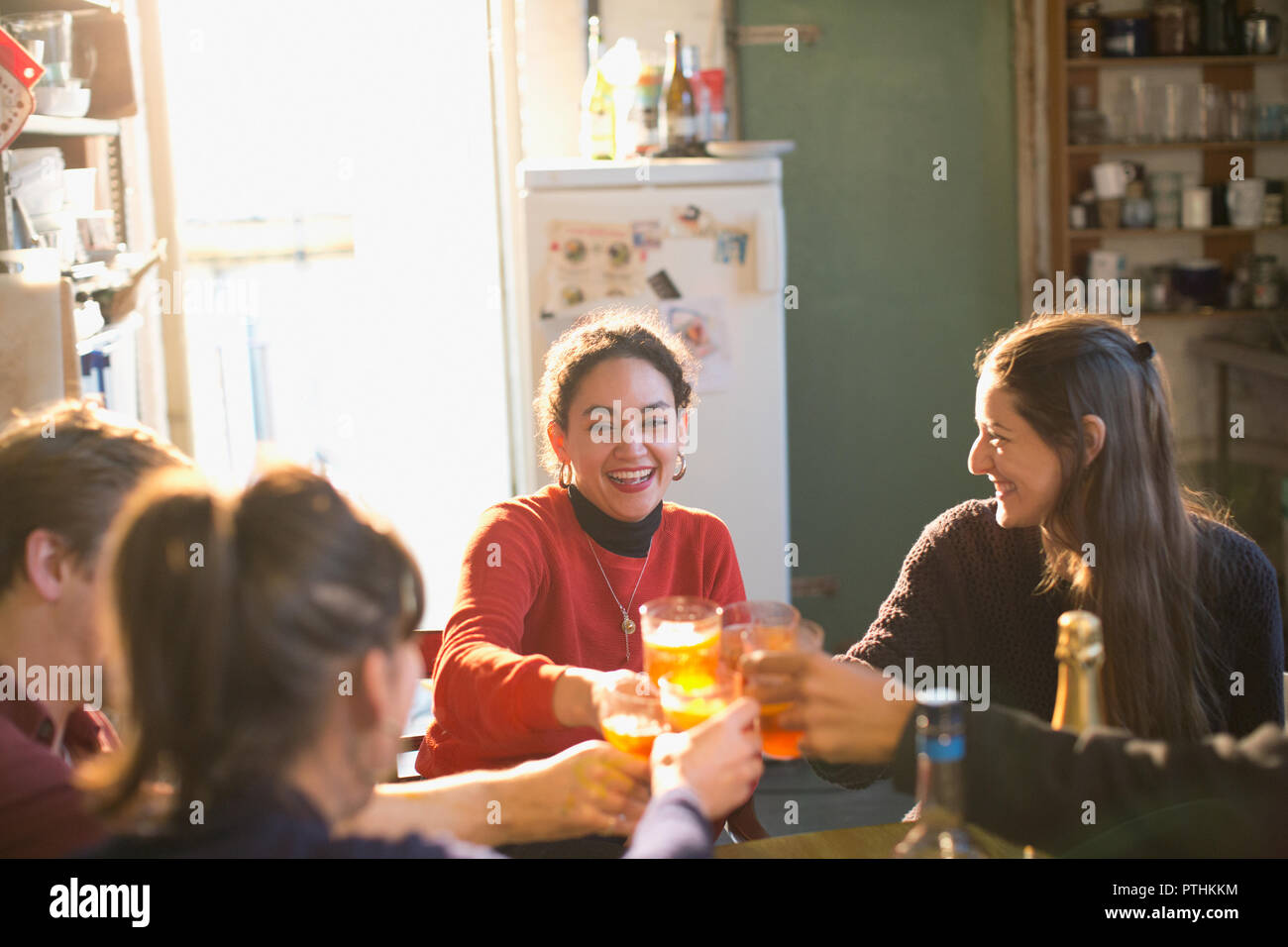 Junge Erwachsene Freunde toasten Cocktails in der Wohnung Küche Stockfoto