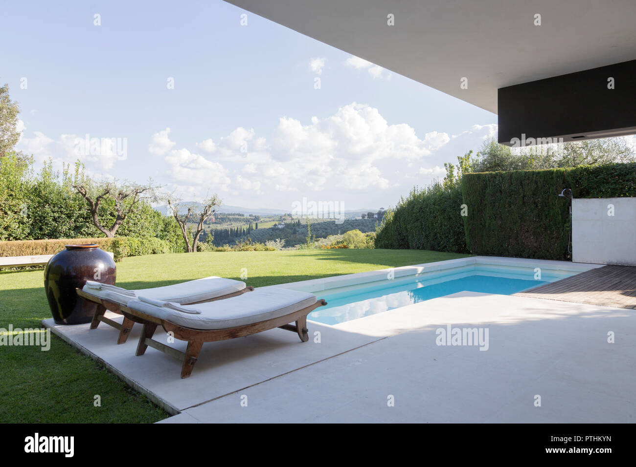 Privater Pool vor einer Wohnung mit Bänken und Liegestühle Stockfoto