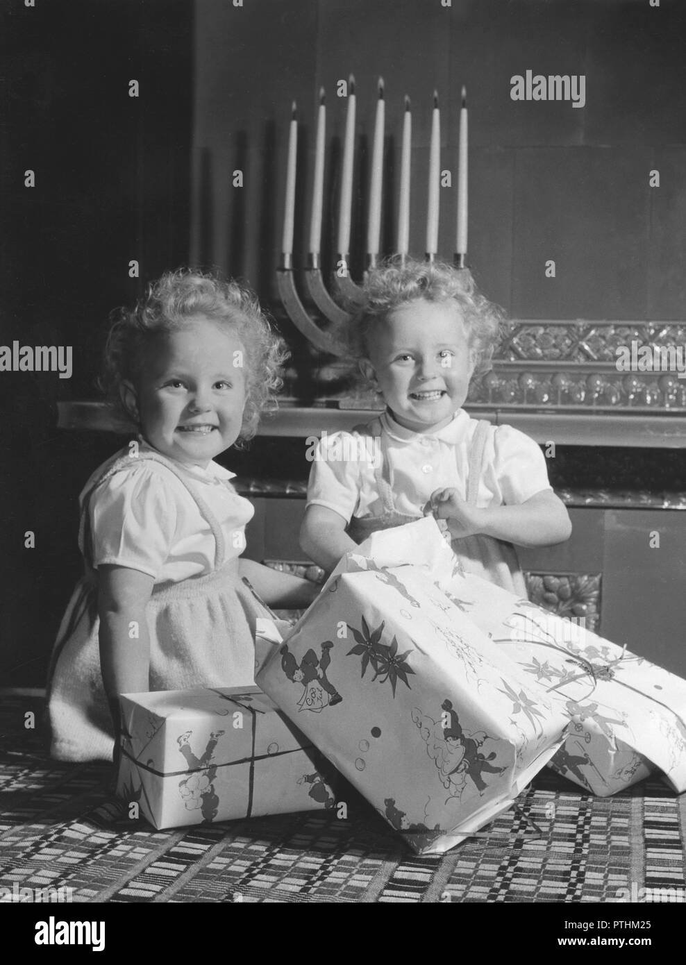 Weihnachten in den 1950er Jahren. Ein paar der Mädchen öffnen ihre