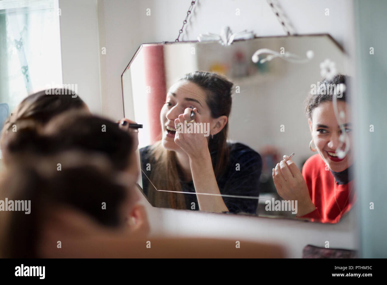 Junge Frauen Freunde fertig, die Make-up-Spiegel im Bad Stockfoto