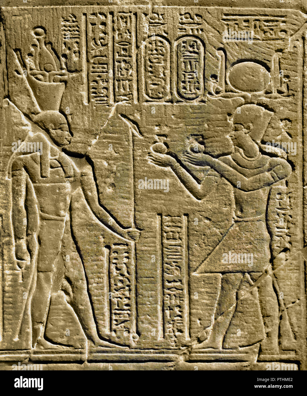 Tempel Relief zeigt den König, die Wein vor dem Geb, die Erde Gott 80-51 v. Chr. Herrschaft von Ptolemäus XII (Ptolemäerzeit). Ägypten. Stockfoto